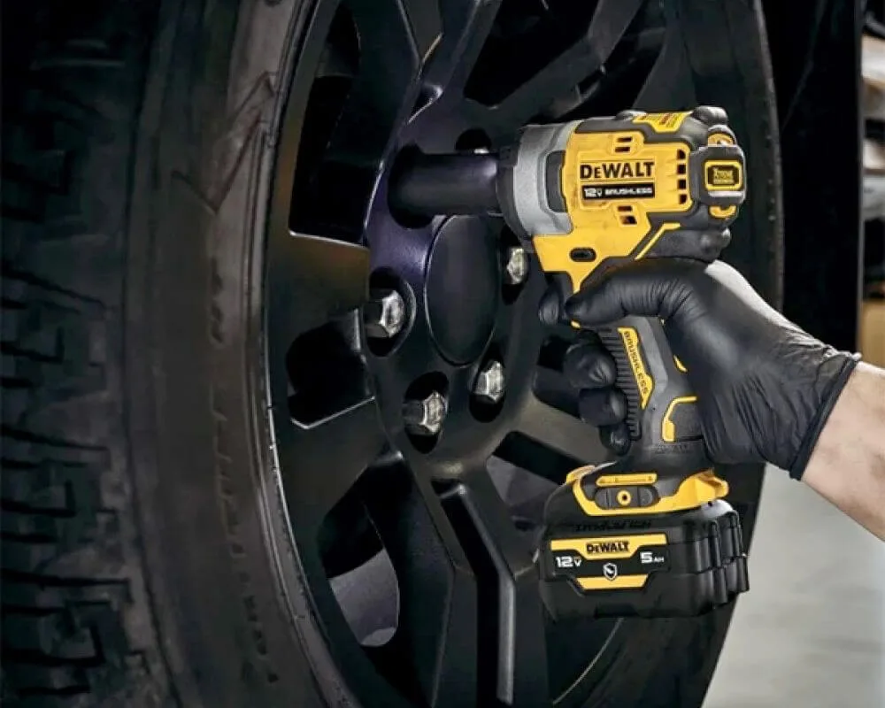 Ударный аккумуляторный бесщеточный гайковерт DeWALT DCF903P1