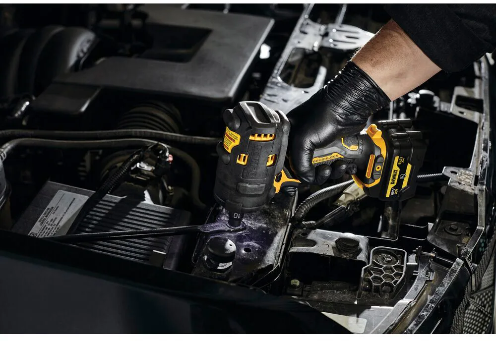 Ударный аккумуляторный бесщеточный гайковерт DeWALT DCF903P1G