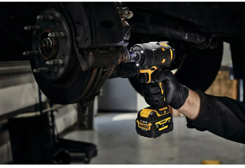 Ударный аккумуляторный бесщеточный гайковерт DeWALT DCF903P1G