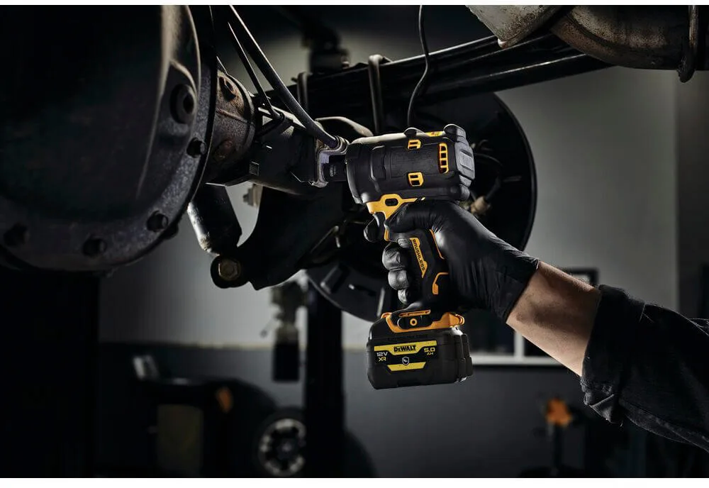 Ударный аккумуляторный бесщеточный гайковерт DeWALT DCF903P1G