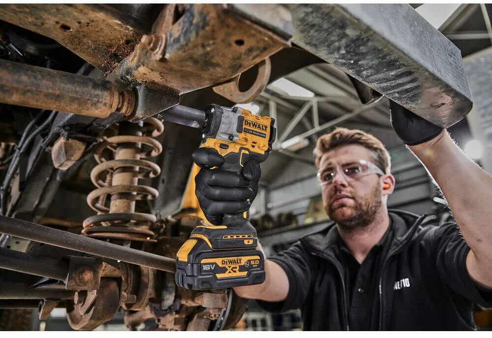 Ударный аккумуляторный бесщеточный DeWALT DCF921NT
