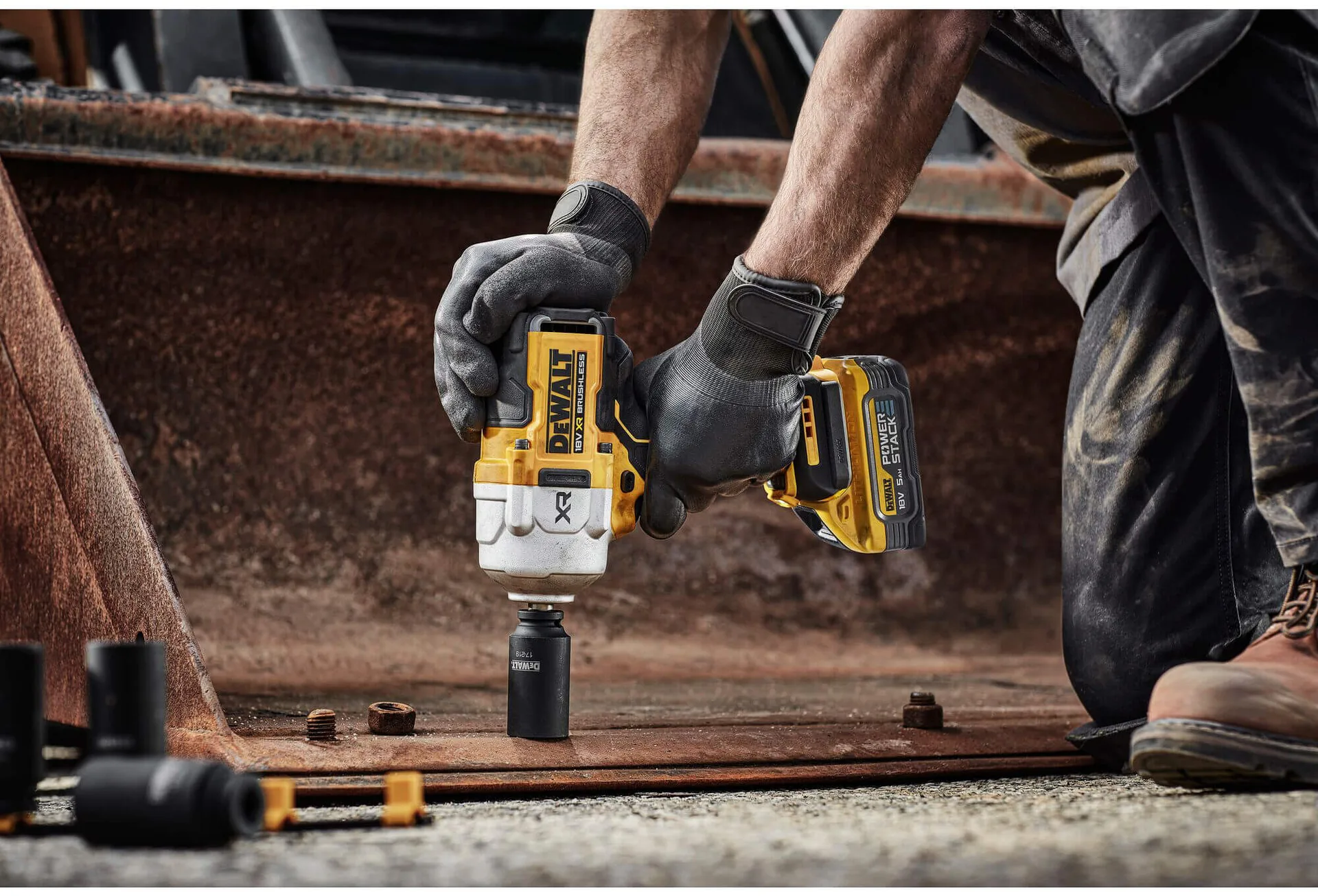 Ударный аккумуляторный бесщеточный DeWALT DCF961H2T