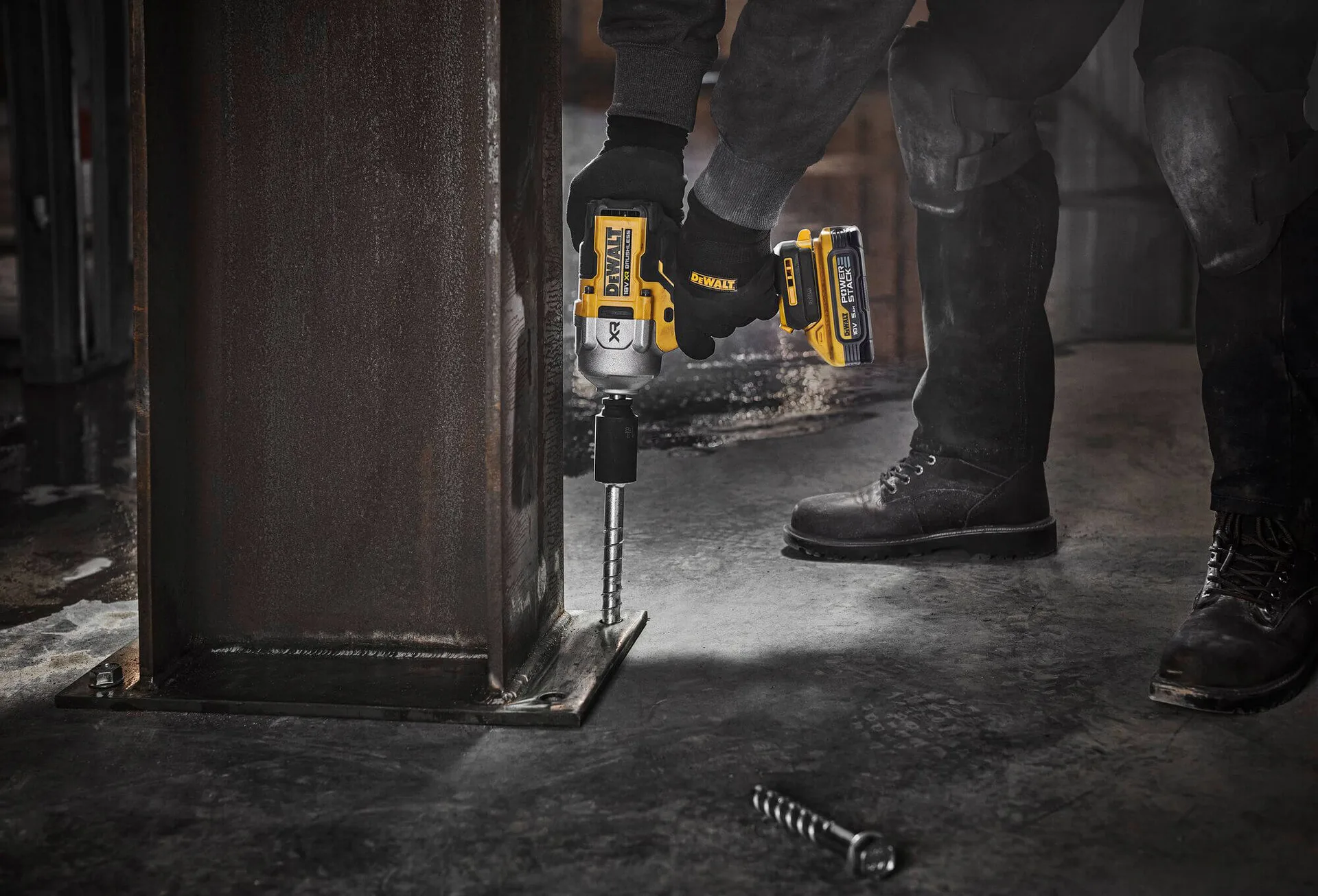 Ударный аккумуляторный бесщеточный DeWALT DCF961H2T