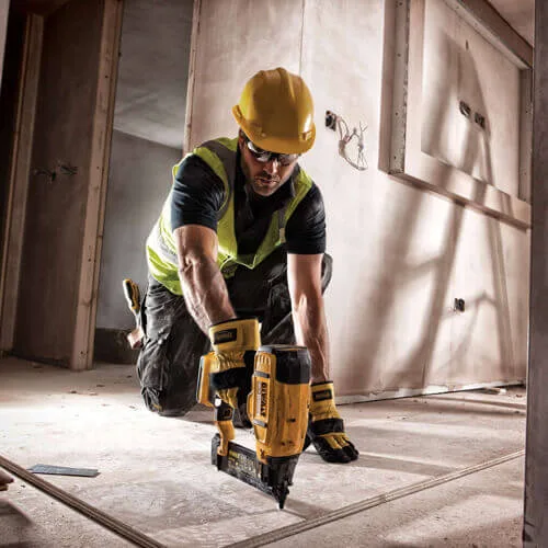 Аккумуляторный гвоздезабиватель DeWalt DCN680D2