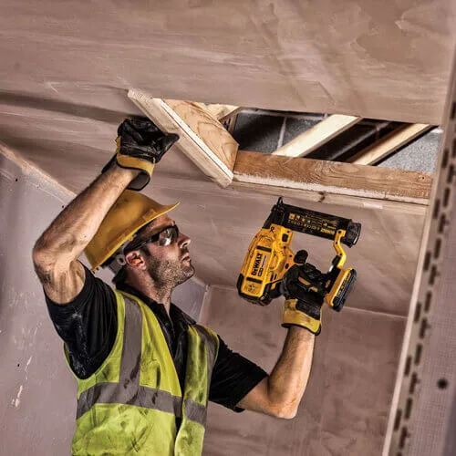 Аккумуляторный гвоздезабиватель DeWalt DCN680NT