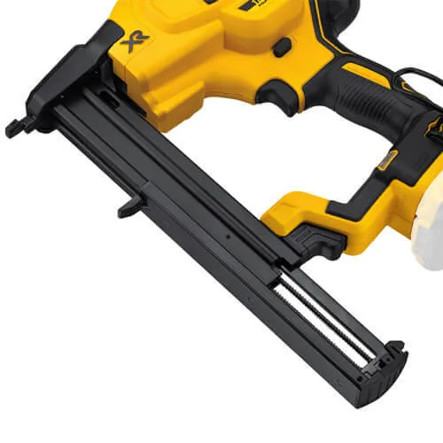Аккумуляторный гвоздезабиватель DeWalt DCN681N