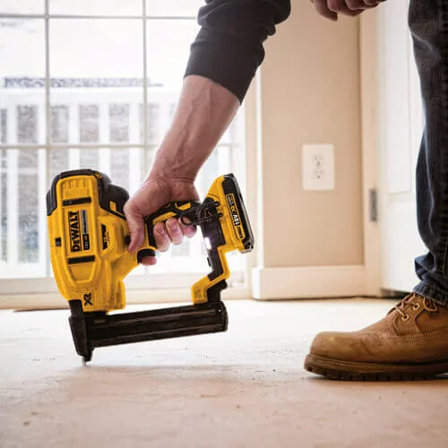 Аккумуляторный гвоздезабиватель DeWalt DCN681N
