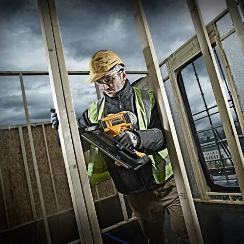 Аккумуляторный гвоздезабиватель DeWalt DCN692N