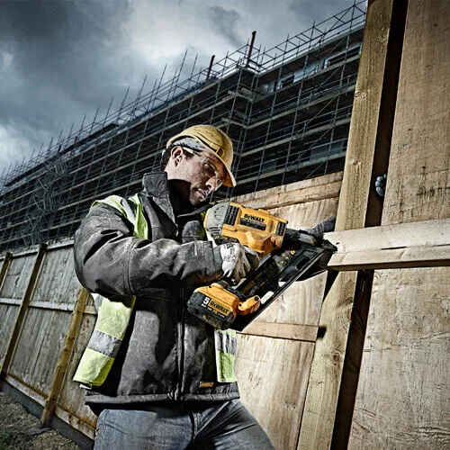 Аккумуляторный гвоздезабиватель DeWalt DCN692N