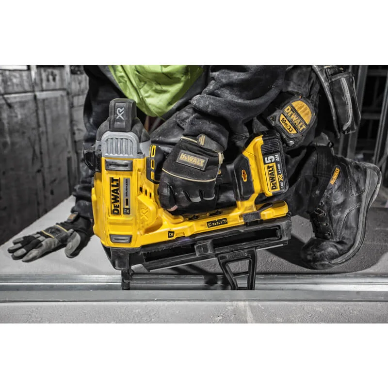 Аккумуляторный гвоздезабиватель DeWalt DCN890N