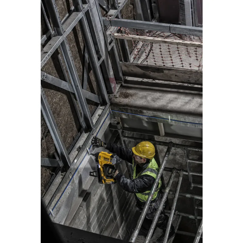 Аккумуляторный гвоздезабиватель DeWalt DCN890N