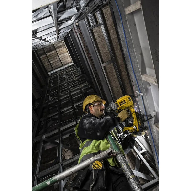Аккумуляторный гвоздезабиватель DeWalt DCN890P2