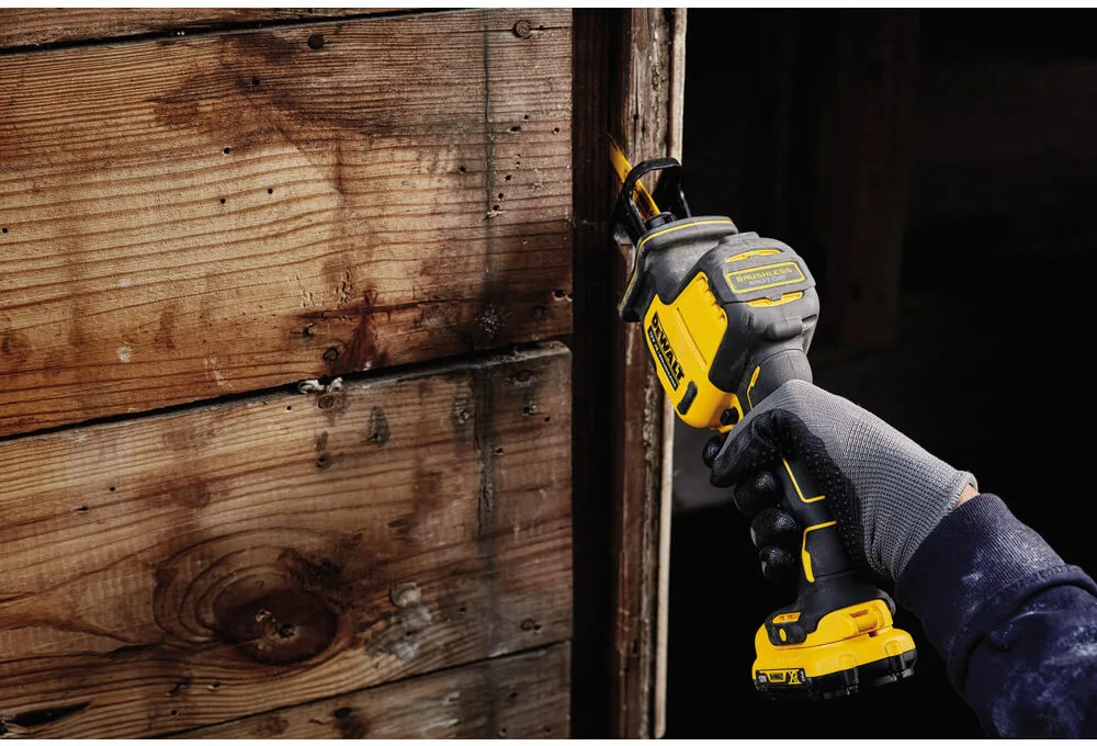 Аккумуляторная бесщеточная сабельная пила DeWALT DCS312N