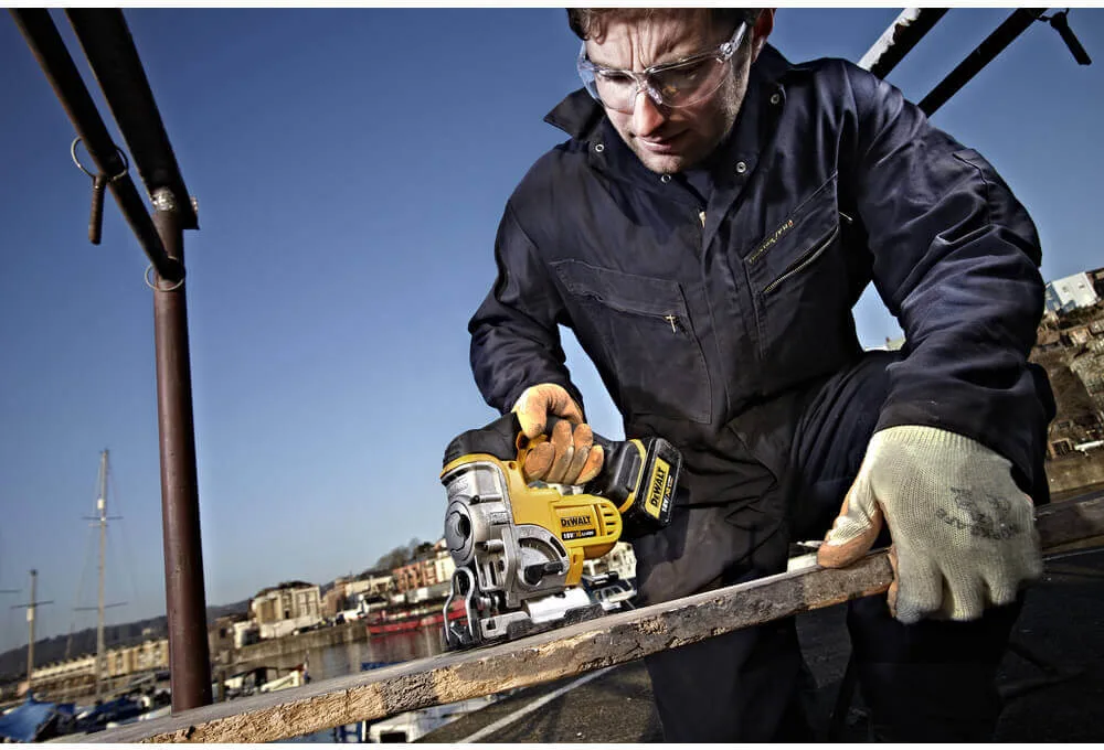 Аккумуляторный лобзик DeWalt DCS331N