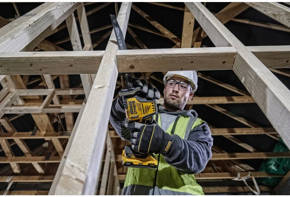 Аккумуляторная безщеточная сабельная пила DeWALT DCS369N
