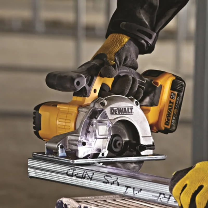 Аккумуляторная дисковая пила DeWALT DCS373N