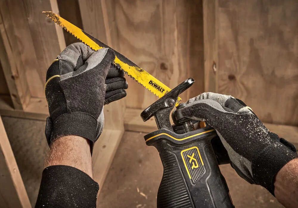 Аккумуляторная сабельная пила DeWALT DCS382NT