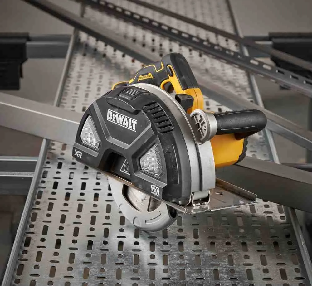 Аккумуляторная дисковая пила по металлу DeWALT DCS383N