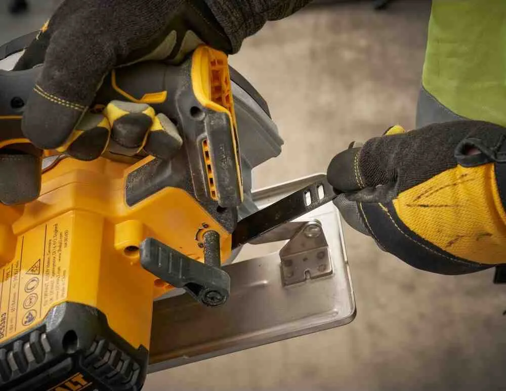 Аккумуляторная дисковая пила по металлу DeWALT DCS383N