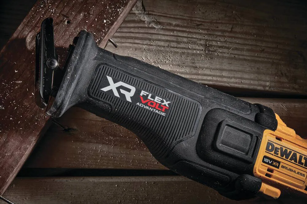 Аккумуляторная сабельная пила DeWALT DCS386NT