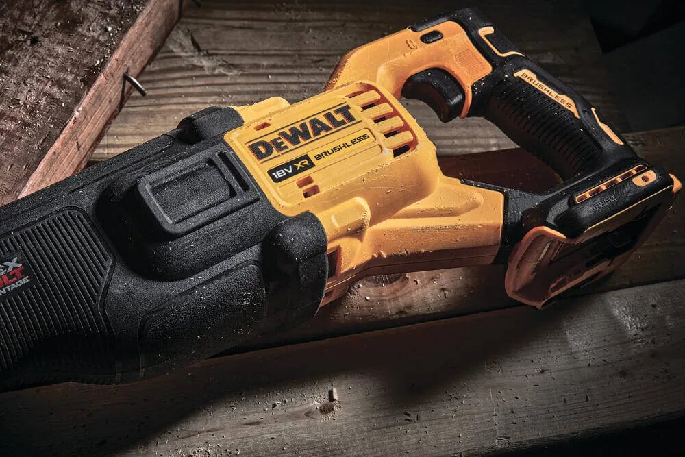 Аккумуляторная сабельная пила DeWALT DCS386NT
