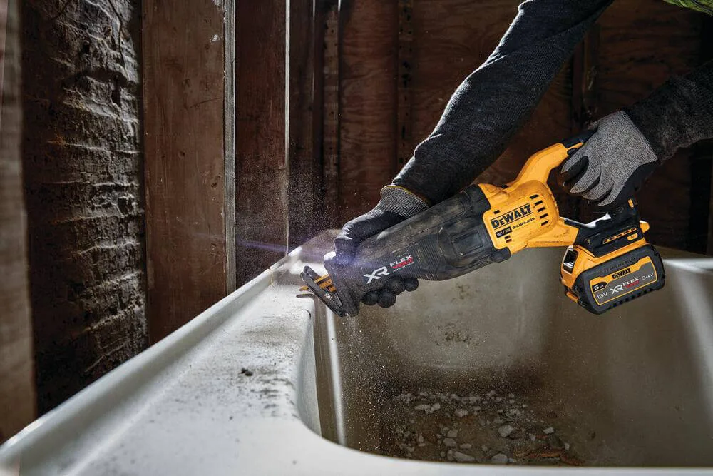 Аккумуляторная сабельная пила DeWALT DCS386NT
