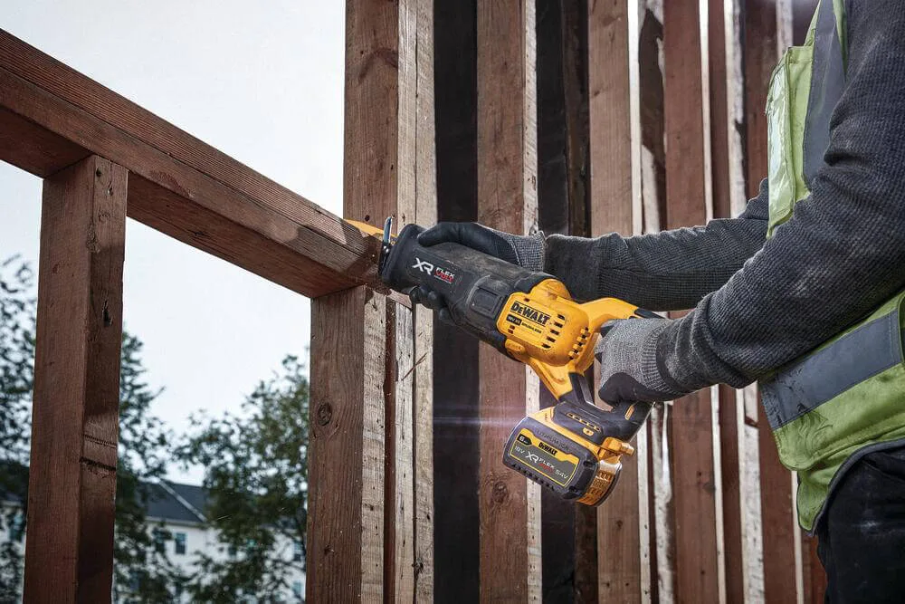 Аккумуляторная сабельная пила DeWALT DCS386NT