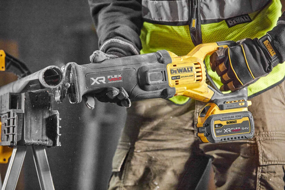 Аккумуляторная сабельная пила DeWALT DCS386NT