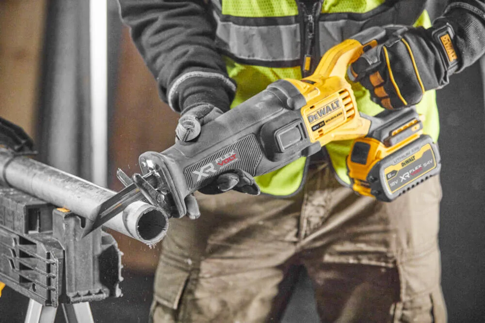Аккумуляторная сабельная пила DeWALT DCS386NT