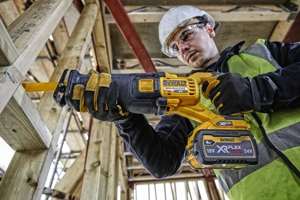 Аккумуляторная сабельная пила DeWALT DCS389N
