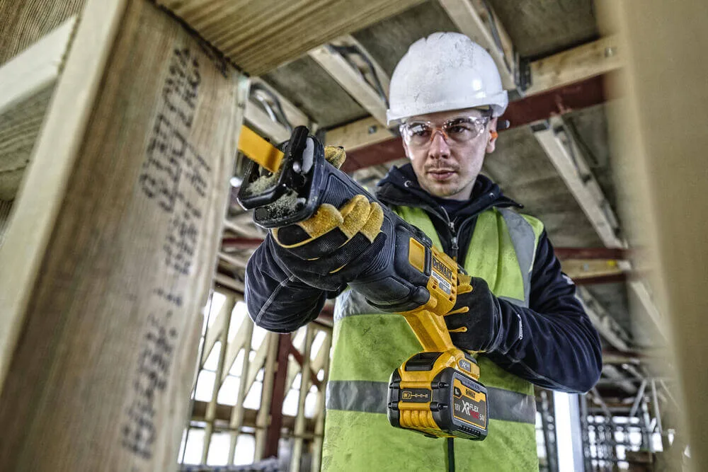 Аккумуляторная сабельная пила DeWALT DCS389N
