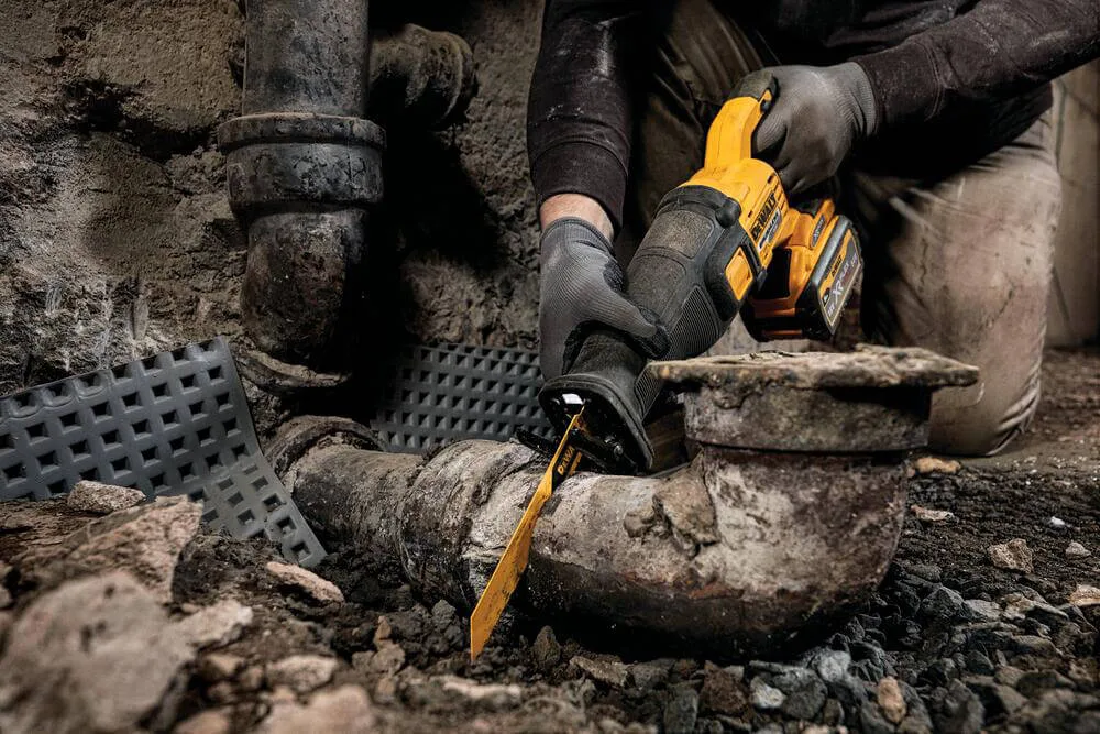 Аккумуляторная сабельная пила DeWALT DCS389N