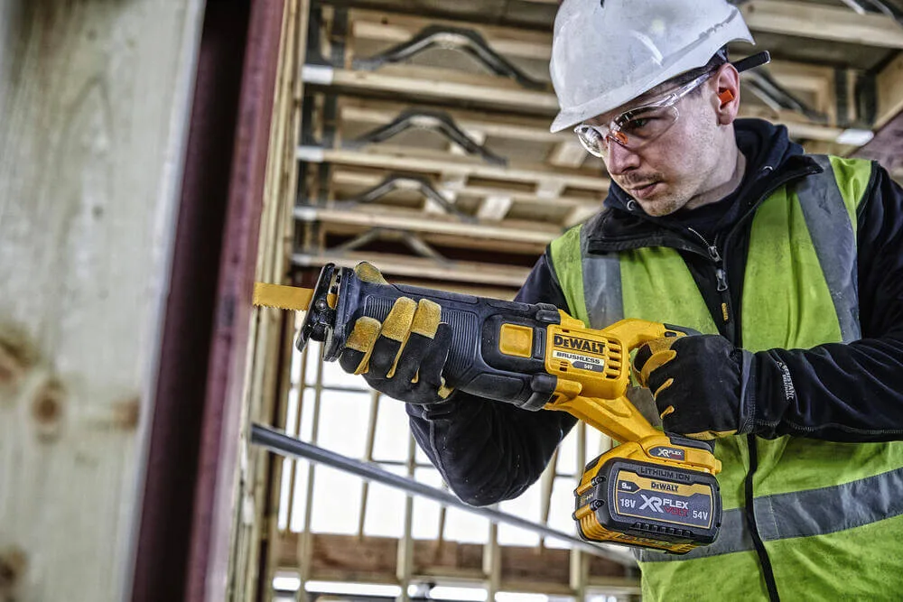 Аккумуляторная сабельная пила DeWALT DCS389N