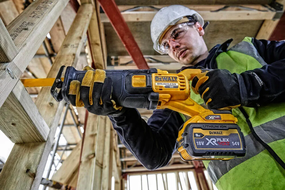 Аккумуляторная сабельная пила DeWALT DCS389NT