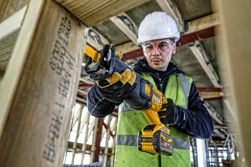 Аккумуляторная сабельная пила DeWALT DCS389NT