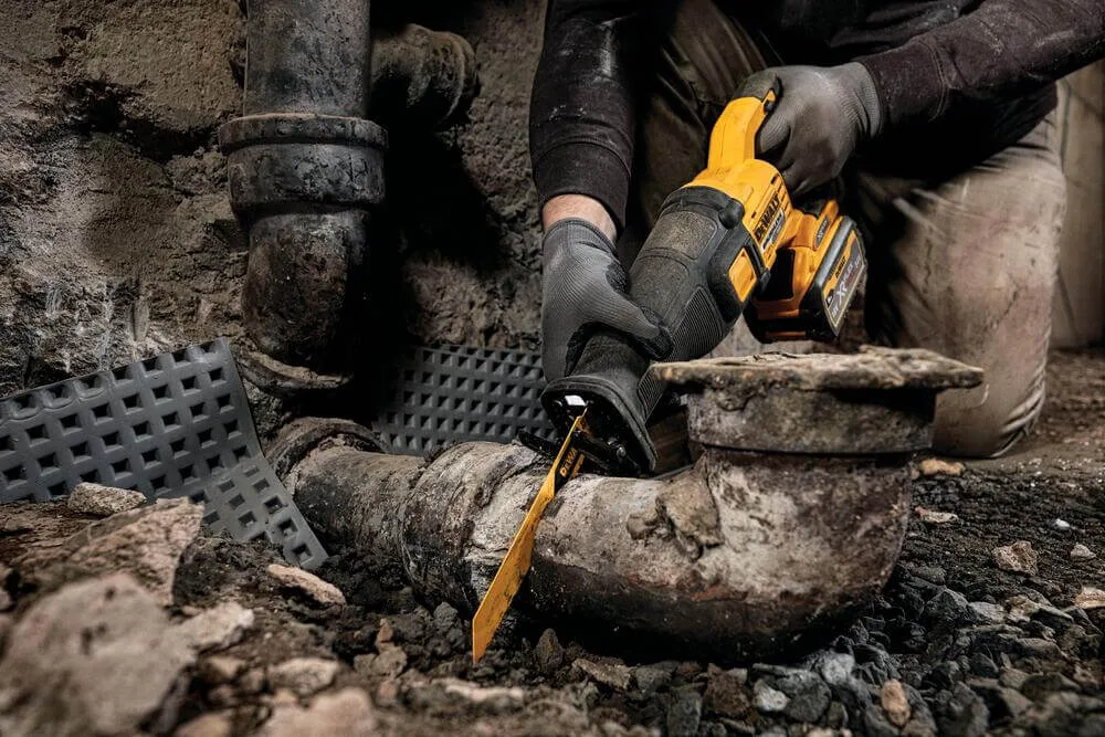 Аккумуляторная сабельная пила DeWALT DCS389NT