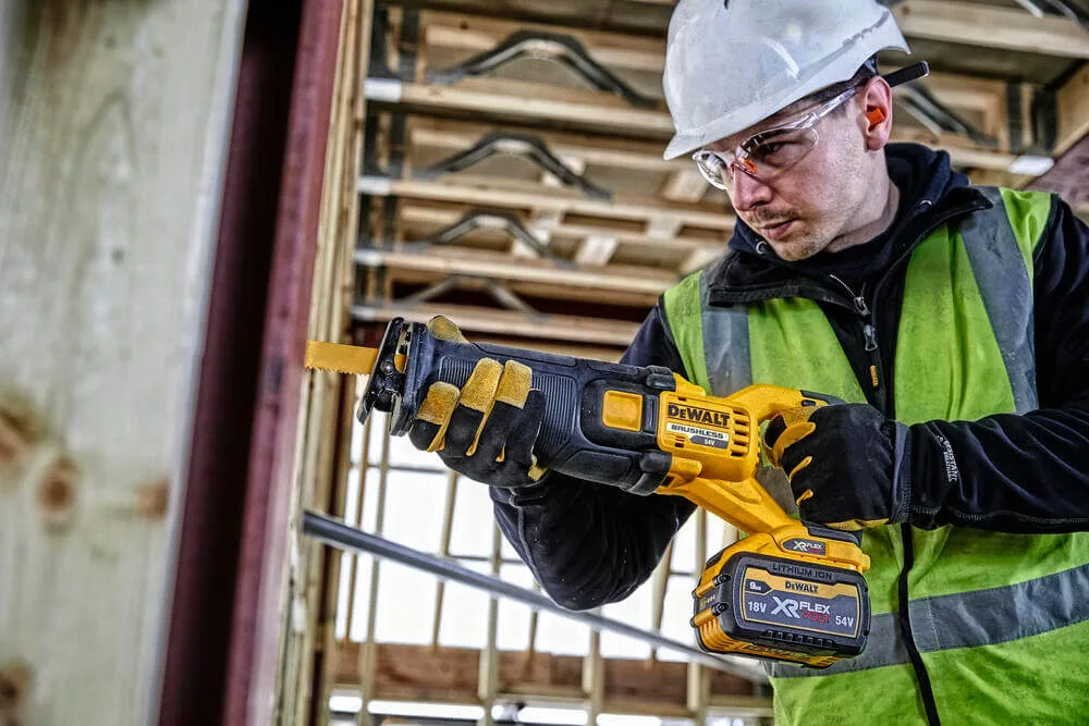 Аккумуляторная сабельная пила DeWALT DCS389NT