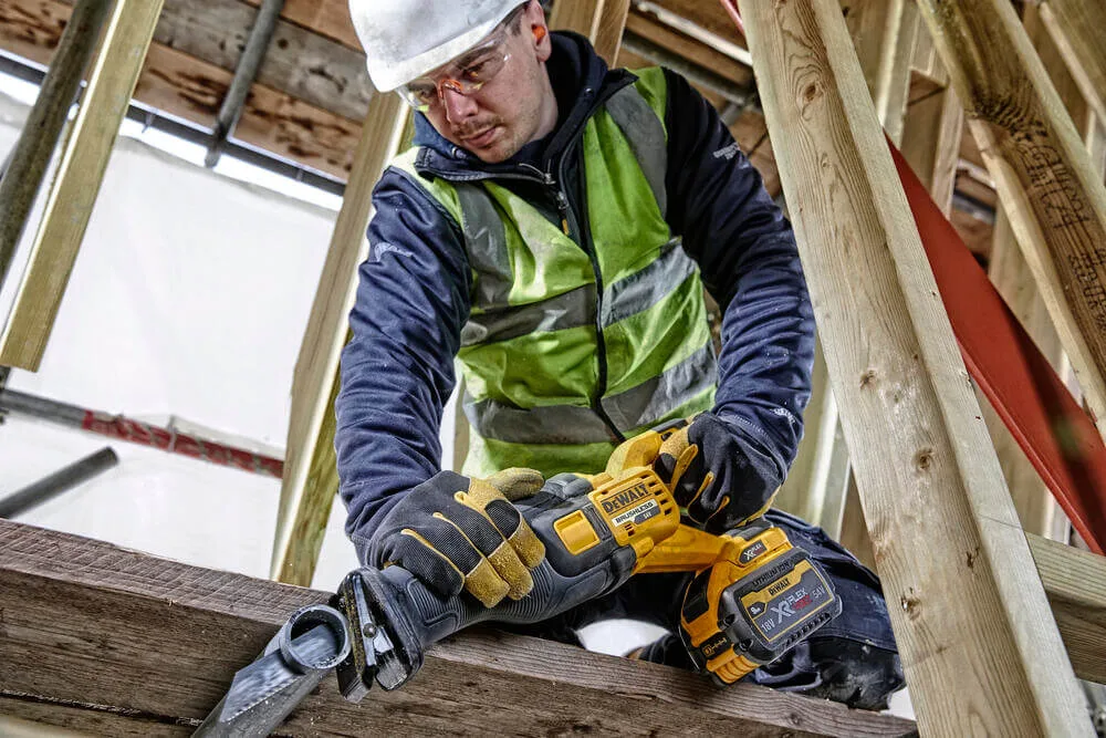 Аккумуляторная сабельная пила DeWALT DCS389NT