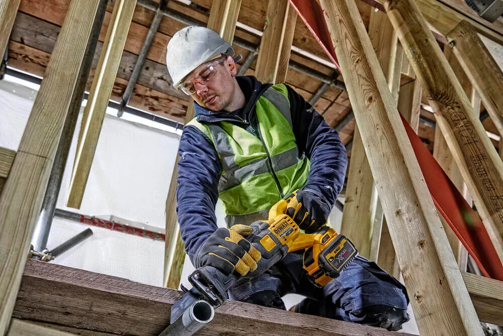 Аккумуляторная сабельная пила DeWALT DCS389NT