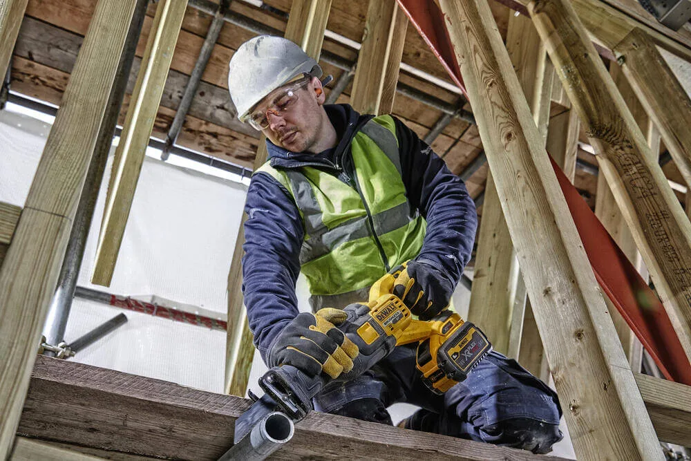 Аккумуляторная сабельная пила DeWALT DCS389T2