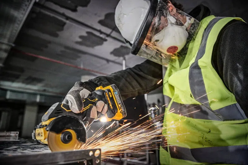 Аккумуляторная бесщеточная дисковая пила DeWALT DCS438N