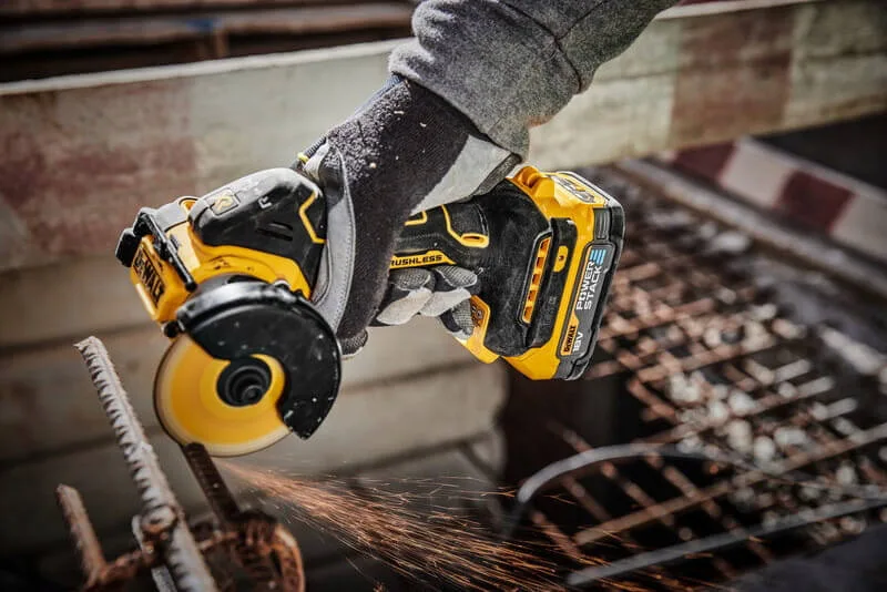 Аккумуляторная бесщеточная дисковая пила DeWALT DCS438N