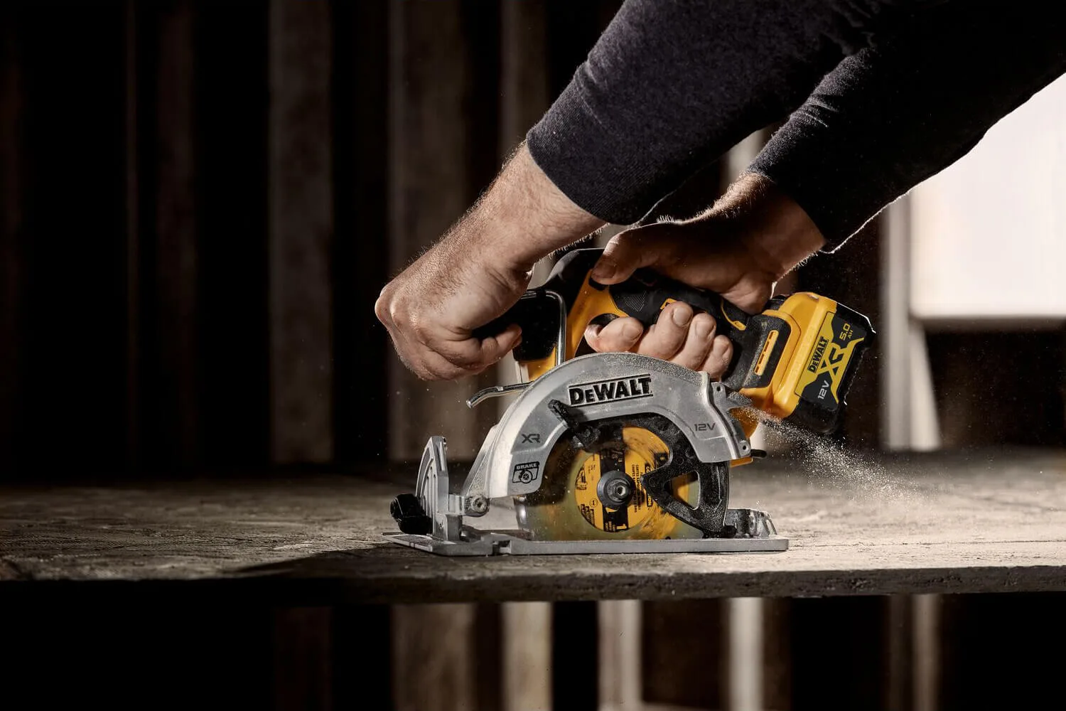 Аккумуляторная бесщеточная дисковая пила DeWALT DCS512N