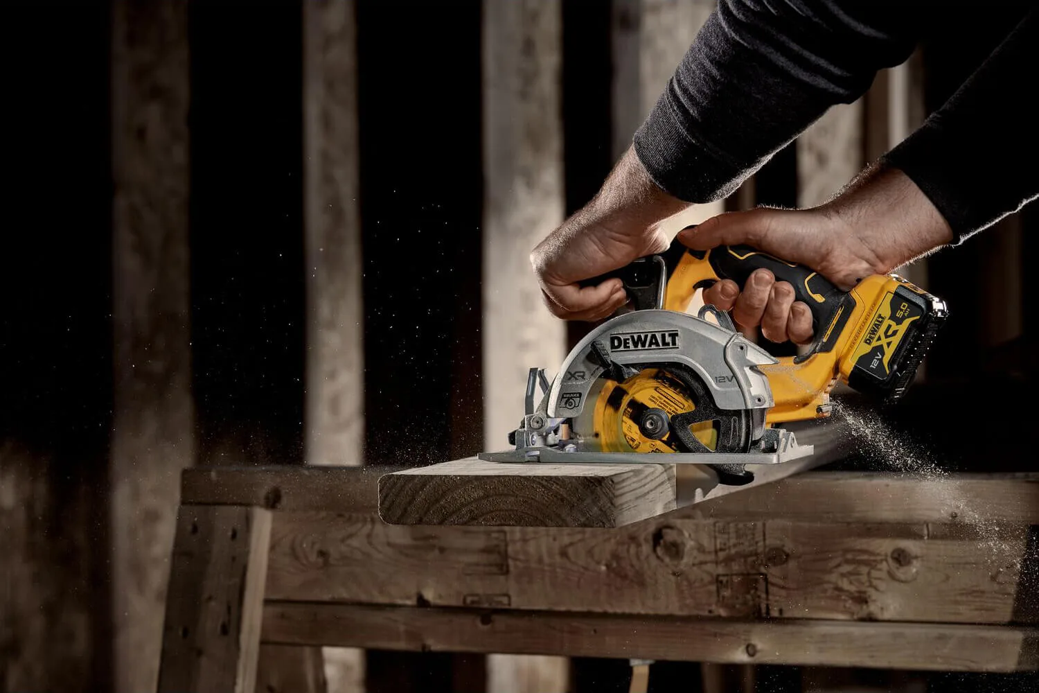 Аккумуляторная бесщеточная дисковая пила DeWALT DCS512N