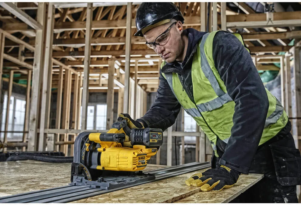 Аккумуляторная дисковая пила DeWalt DCS520NT