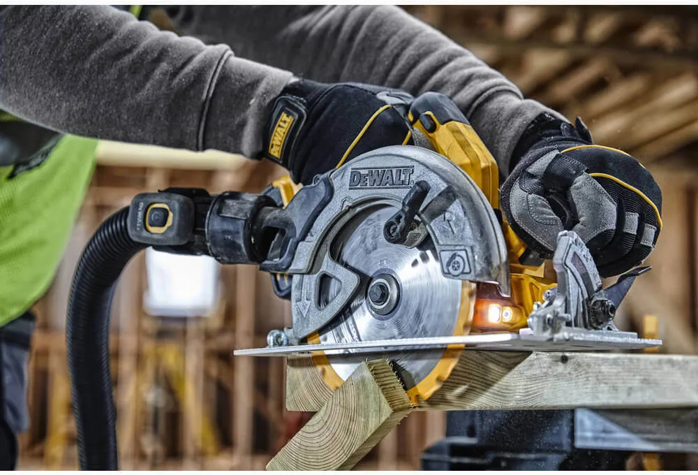 Аккумуляторная дисковая пила DeWalt DCS570P2