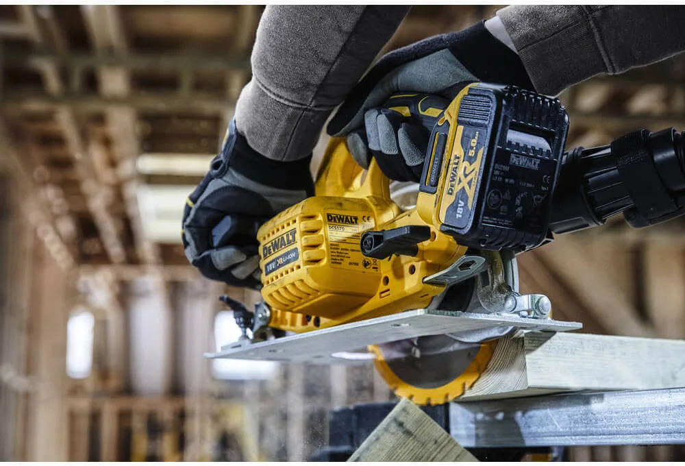 Аккумуляторная дисковая пила DeWalt DCS570P2