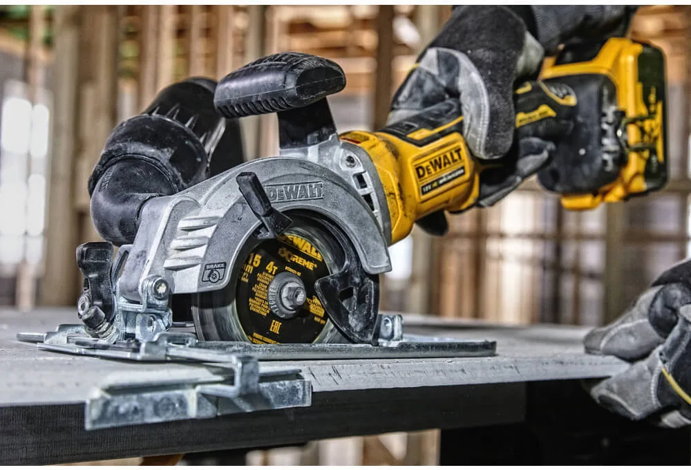 Аккумуляторная бесщеточная дисковая пила DeWALT DCS571N