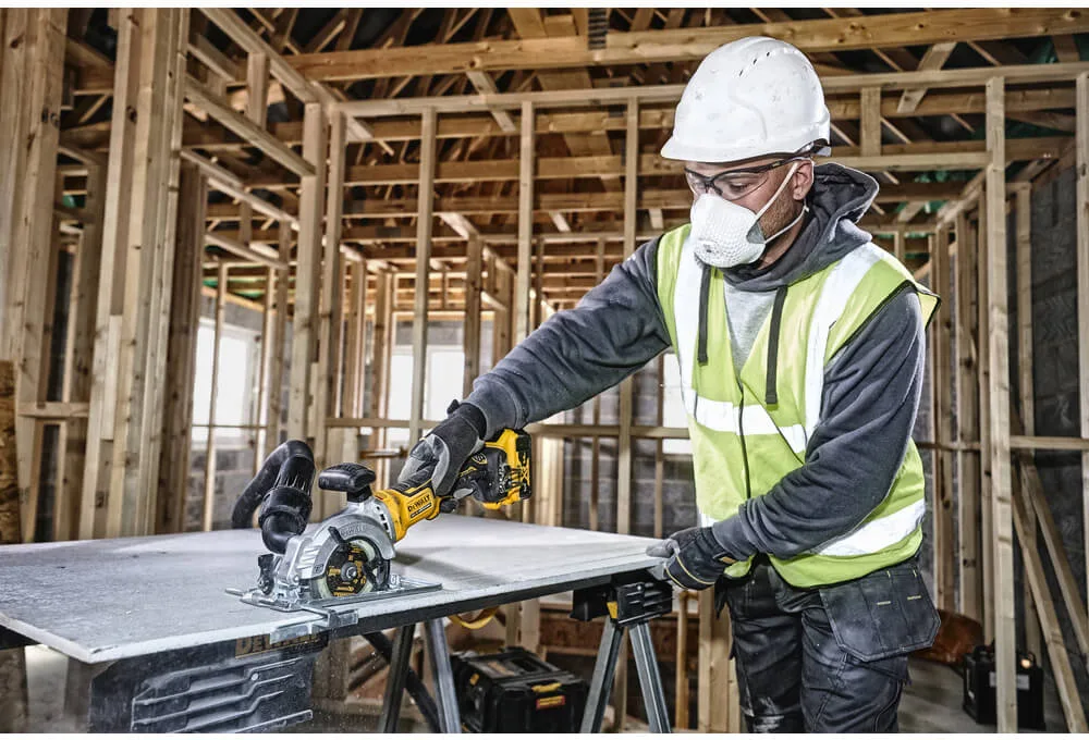 Аккумуляторная бесщеточная дисковая пила DeWALT DCS571N
