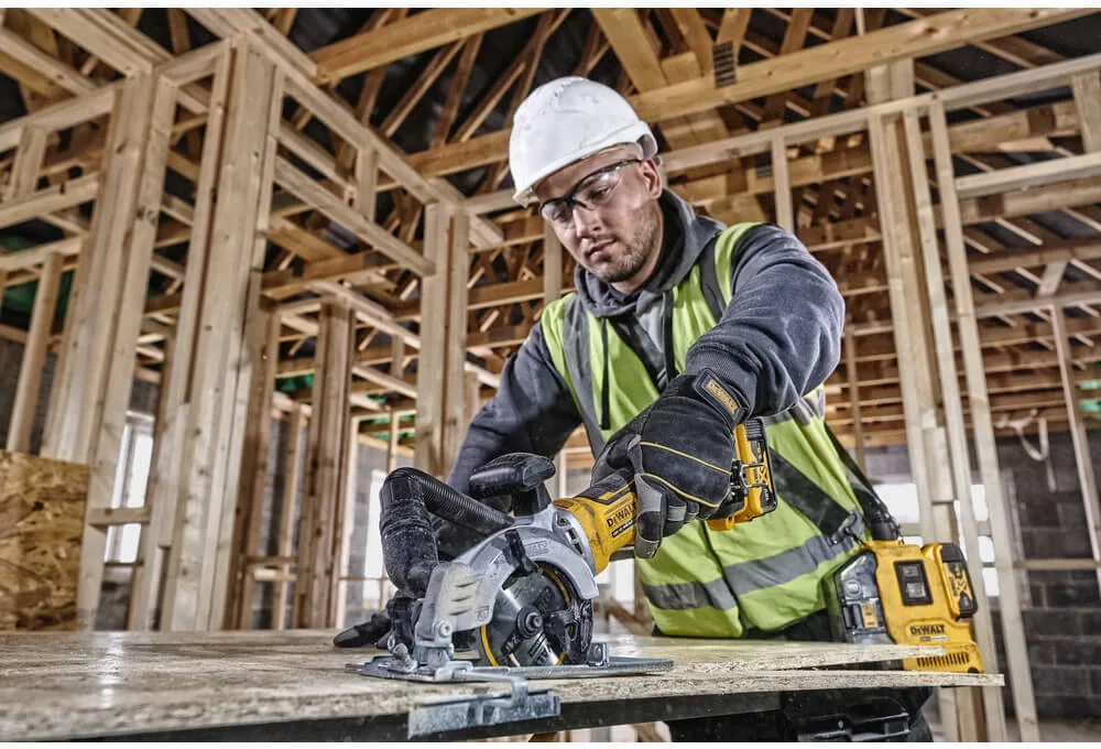 Аккумуляторная бесщеточная дисковая пила DeWALT DCS571N